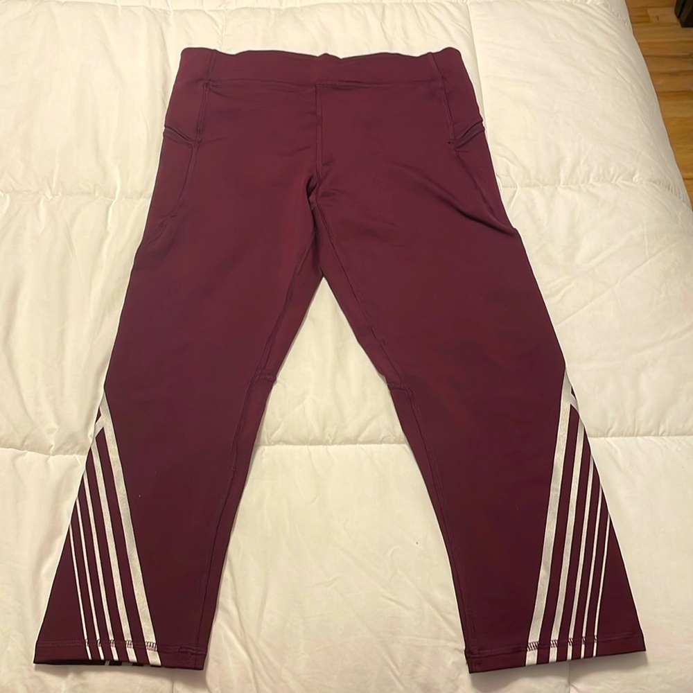 Maroon fitness crop legging. Size medium. Never worn.